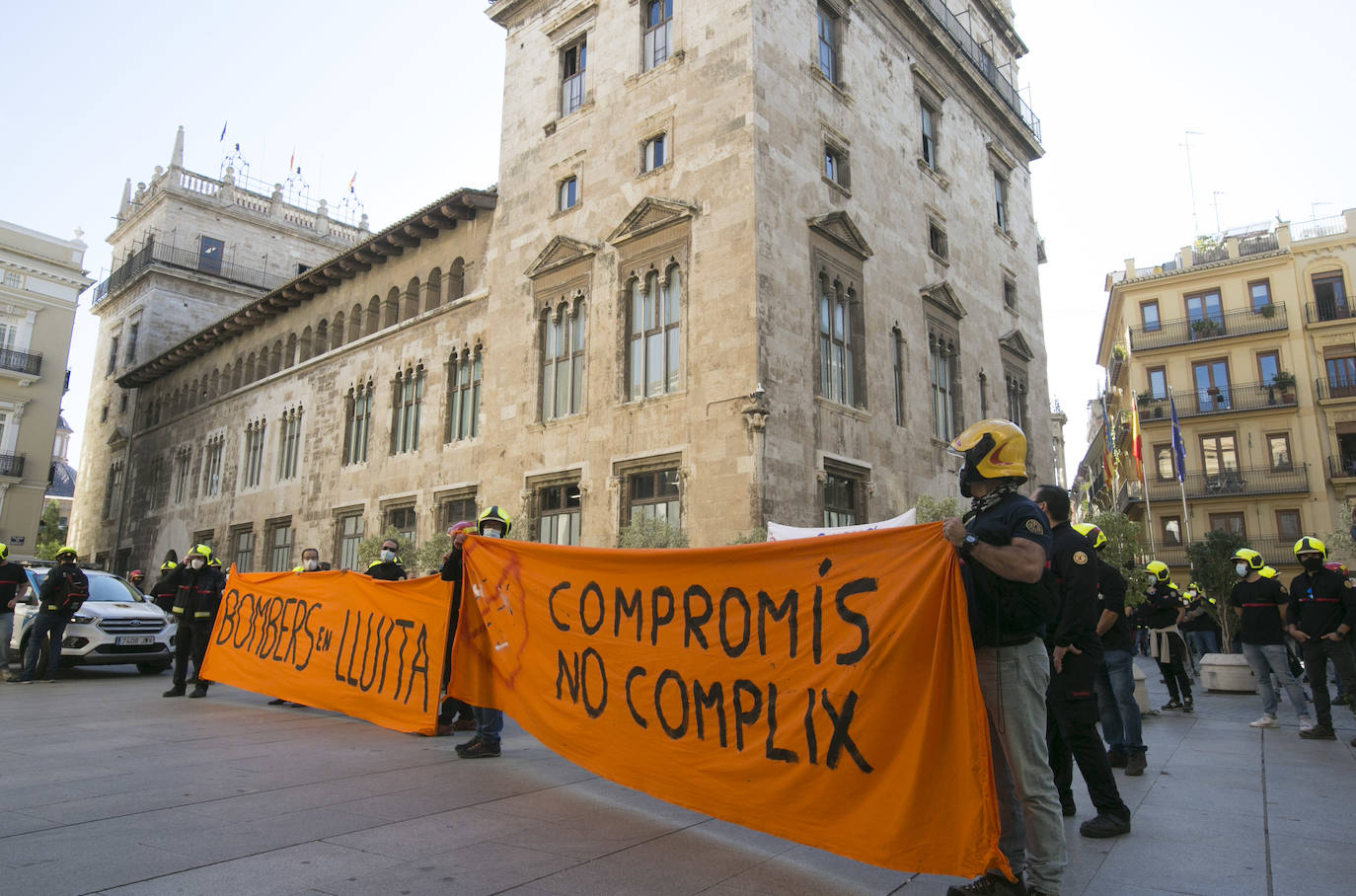 Los bomberos del Consorcio Provincial de Valencia han protestado este martes por las calles de Valencia para pedir la dimisión de la actual dirección nombrada por Compromís.