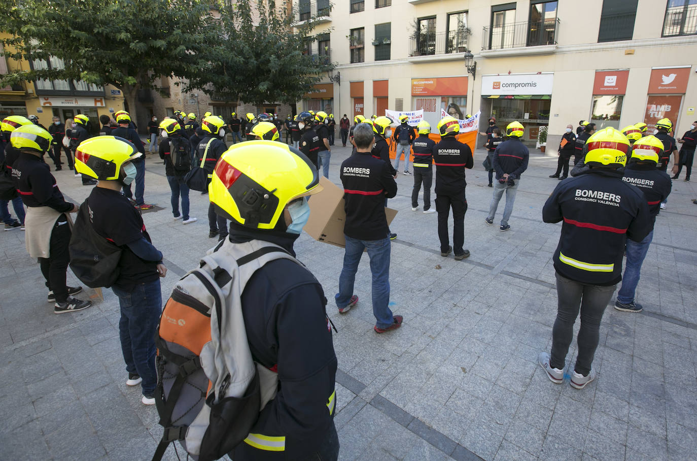 Los bomberos del Consorcio Provincial de Valencia han protestado este martes por las calles de Valencia para pedir la dimisión de la actual dirección nombrada por Compromís.