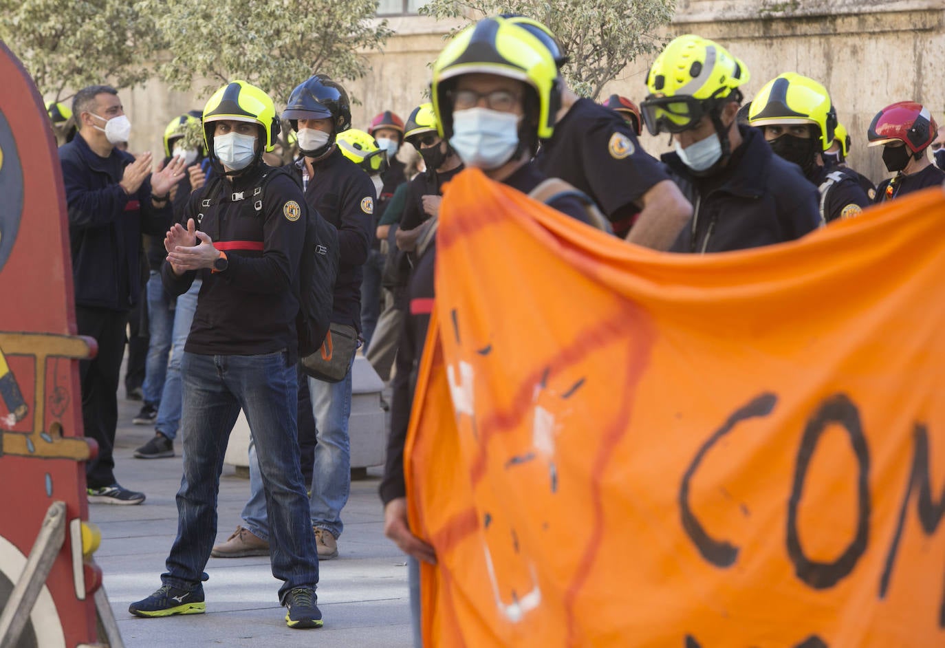 Los bomberos del Consorcio Provincial de Valencia han protestado este martes por las calles de Valencia para pedir la dimisión de la actual dirección nombrada por Compromís.