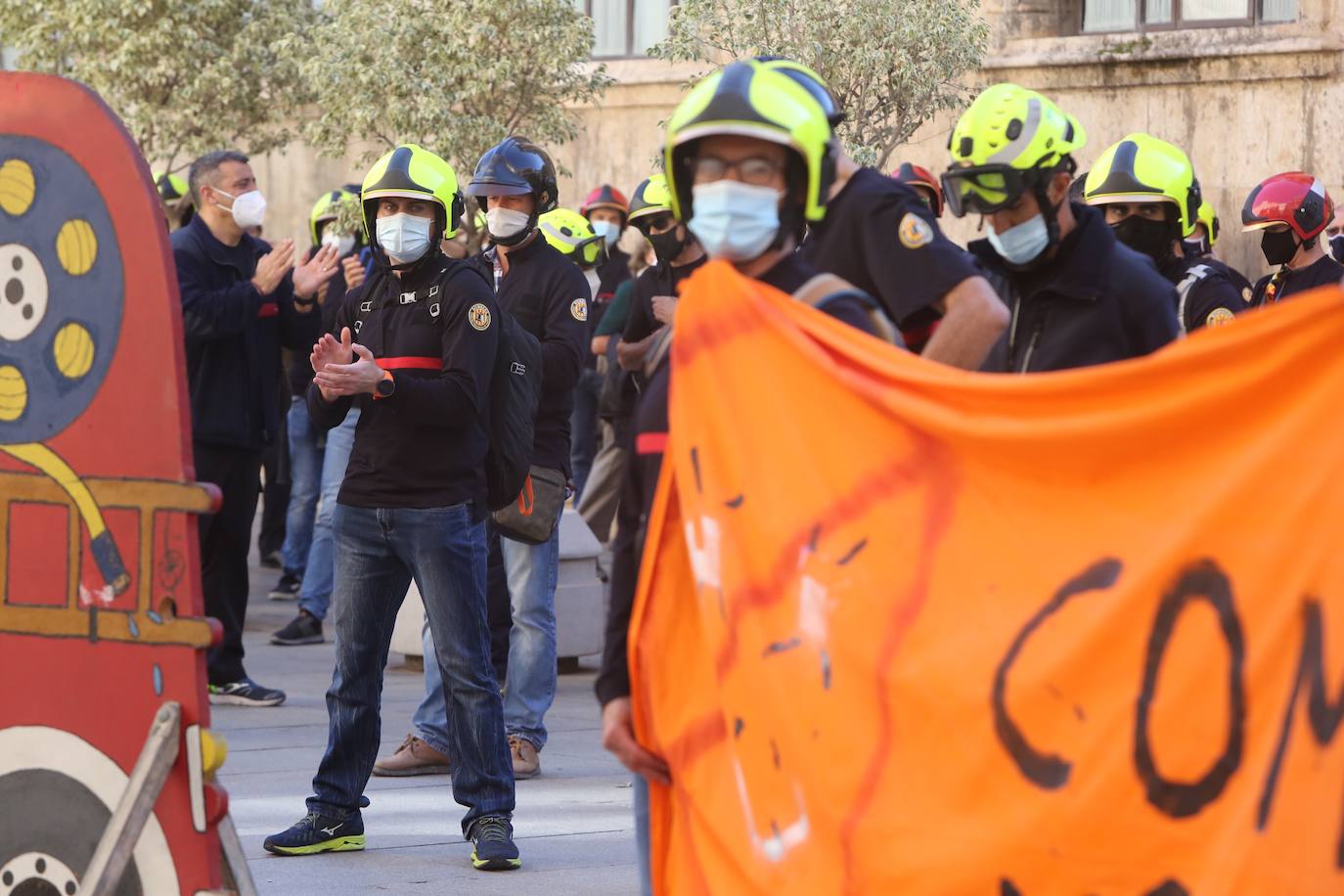 Los bomberos del Consorcio Provincial de Valencia han protestado este martes por las calles de Valencia para pedir la dimisión de la actual dirección nombrada por Compromís.