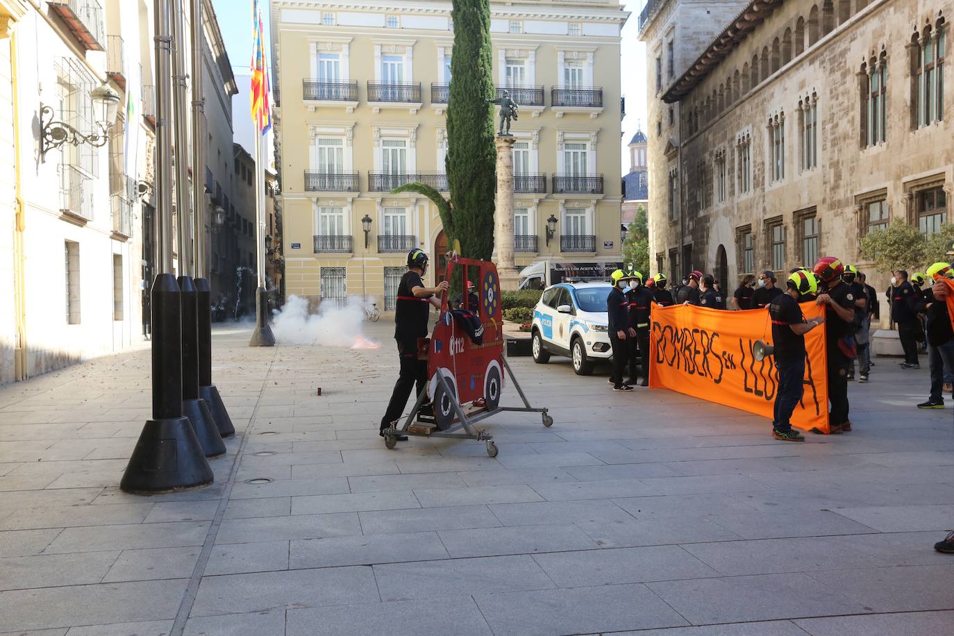 Los bomberos del Consorcio Provincial de Valencia han protestado este martes por las calles de Valencia para pedir la dimisión de la actual dirección nombrada por Compromís.