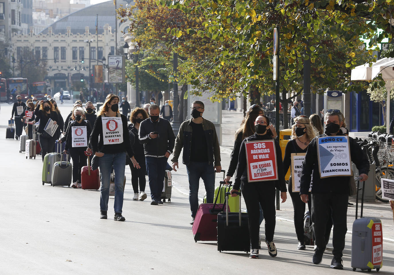 Fotos: Más de un centenar de agencias de viaje se manifiestan en Valencia para exigir ayudas directas y exoneración de tasas