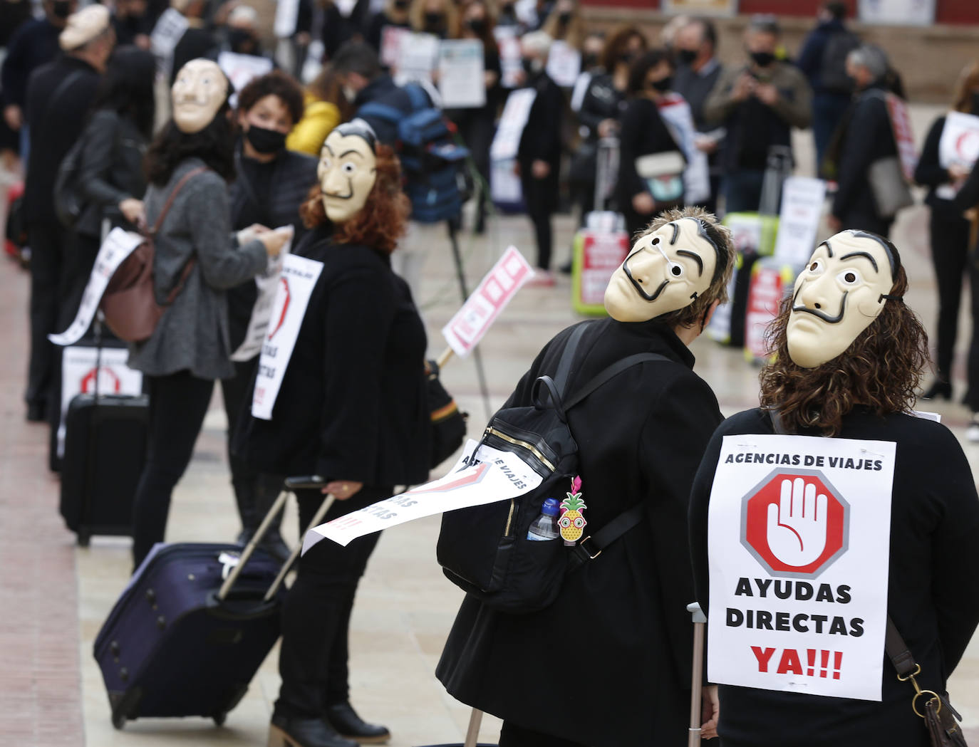 Fotos: Más de un centenar de agencias de viaje se manifiestan en Valencia para exigir ayudas directas y exoneración de tasas