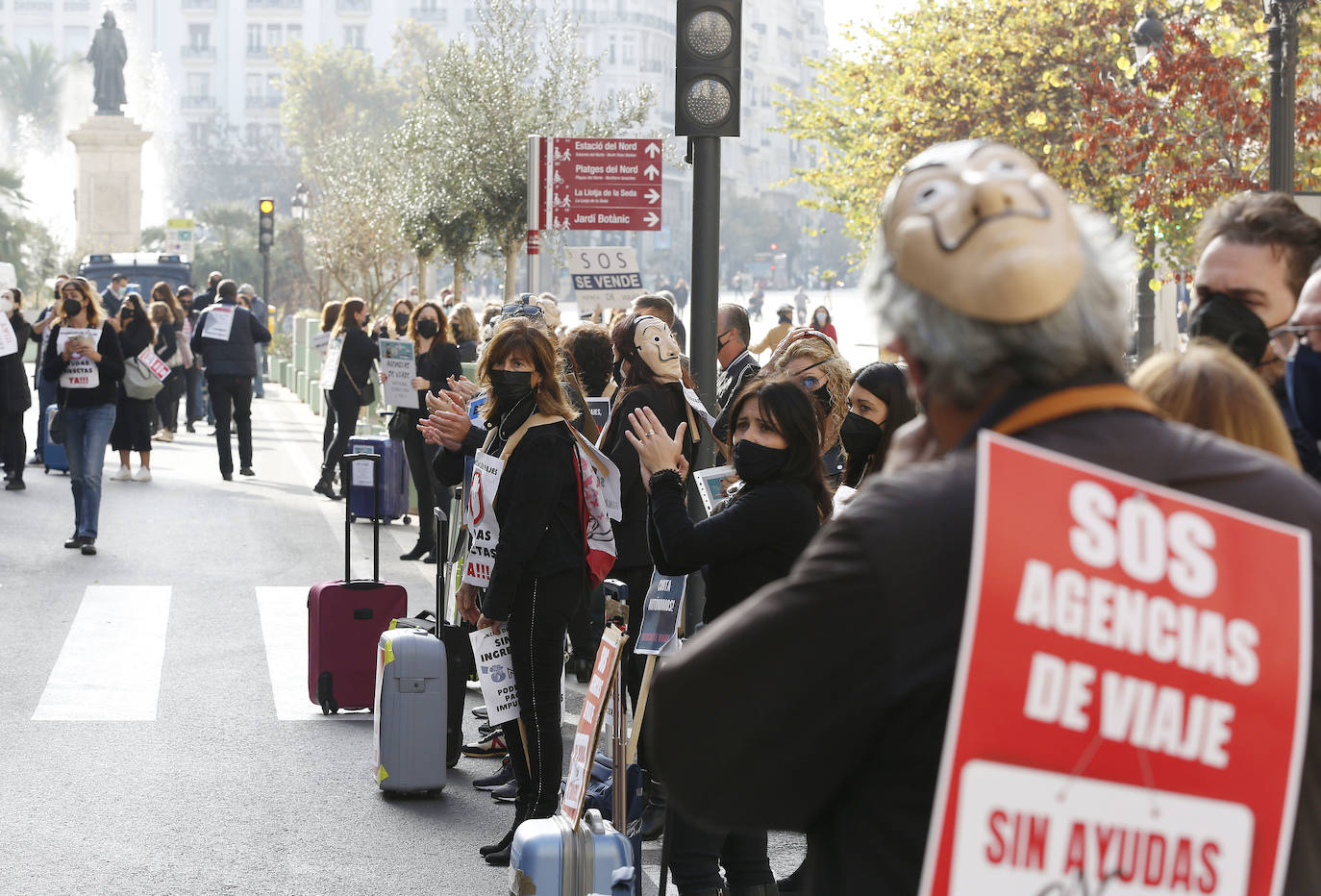 Fotos: Más de un centenar de agencias de viaje se manifiestan en Valencia para exigir ayudas directas y exoneración de tasas