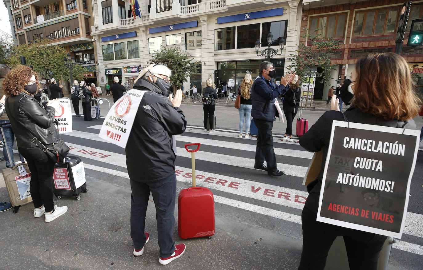 Fotos: Más de un centenar de agencias de viaje se manifiestan en Valencia para exigir ayudas directas y exoneración de tasas