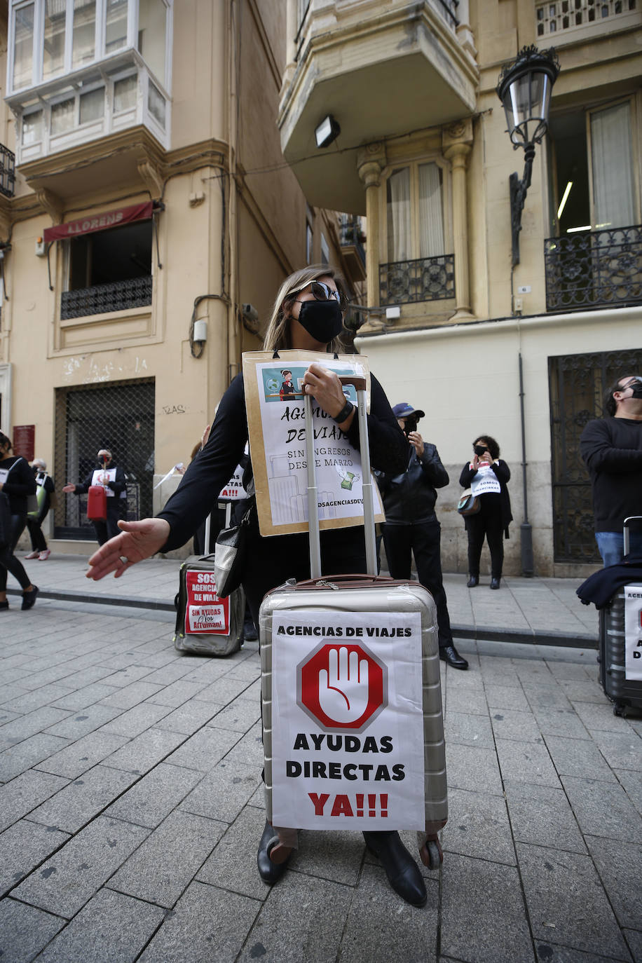 Fotos: Más de un centenar de agencias de viaje se manifiestan en Valencia para exigir ayudas directas y exoneración de tasas