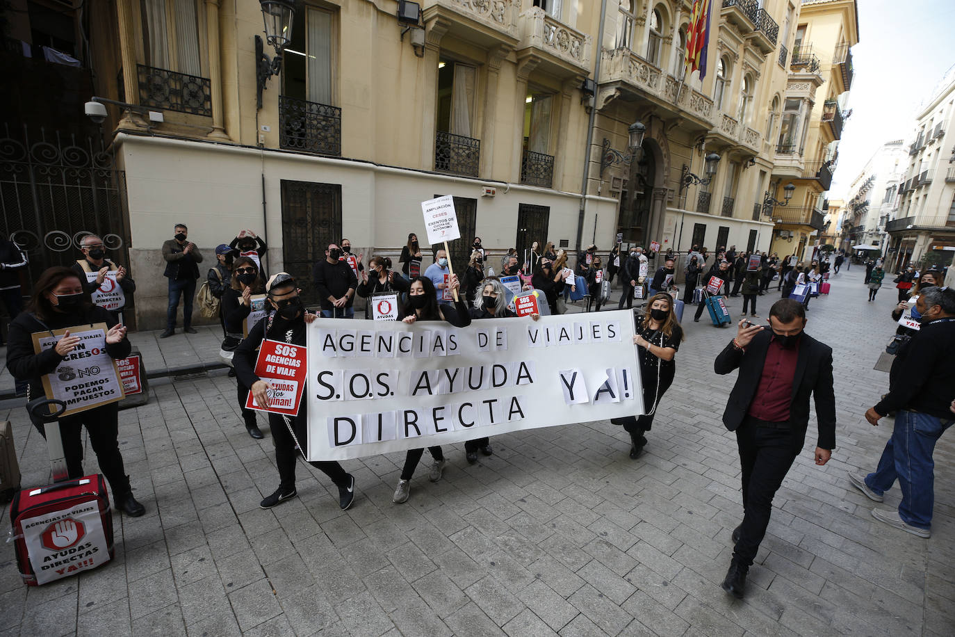 Fotos: Más de un centenar de agencias de viaje se manifiestan en Valencia para exigir ayudas directas y exoneración de tasas