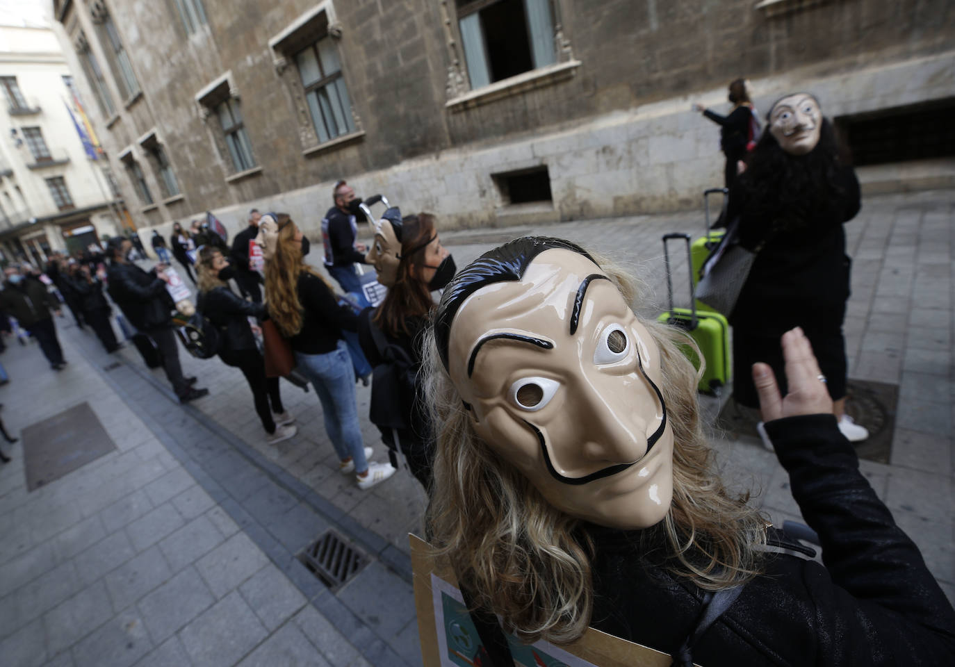 Fotos: Más de un centenar de agencias de viaje se manifiestan en Valencia para exigir ayudas directas y exoneración de tasas