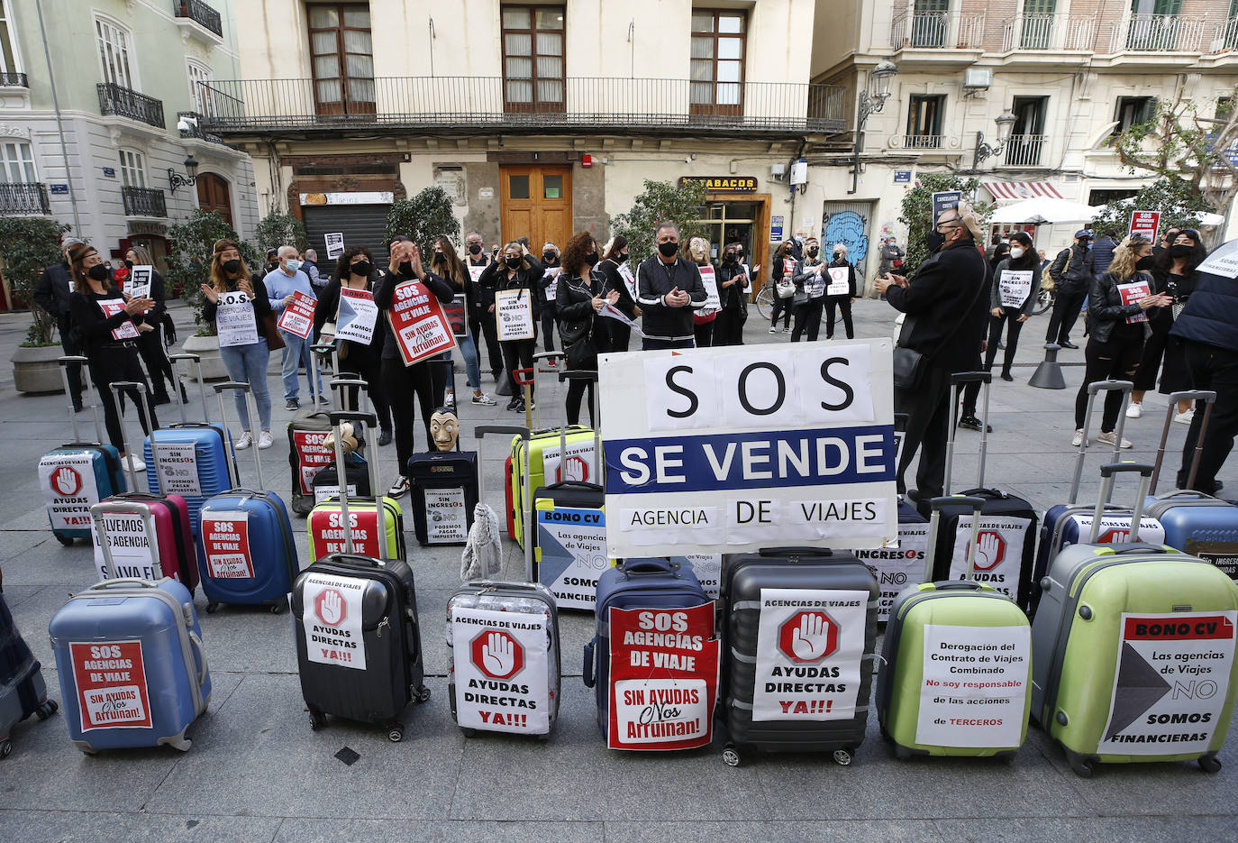 Fotos: Más de un centenar de agencias de viaje se manifiestan en Valencia para exigir ayudas directas y exoneración de tasas