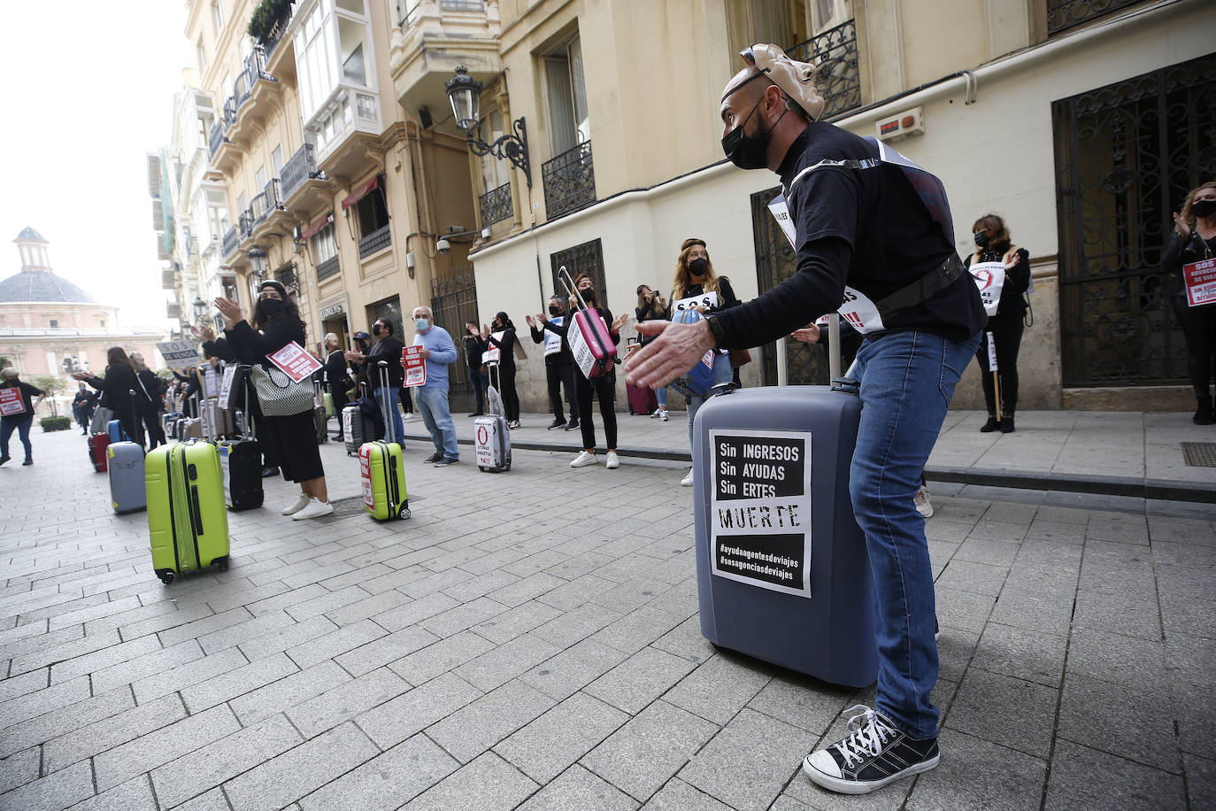 Fotos: Más de un centenar de agencias de viaje se manifiestan en Valencia para exigir ayudas directas y exoneración de tasas