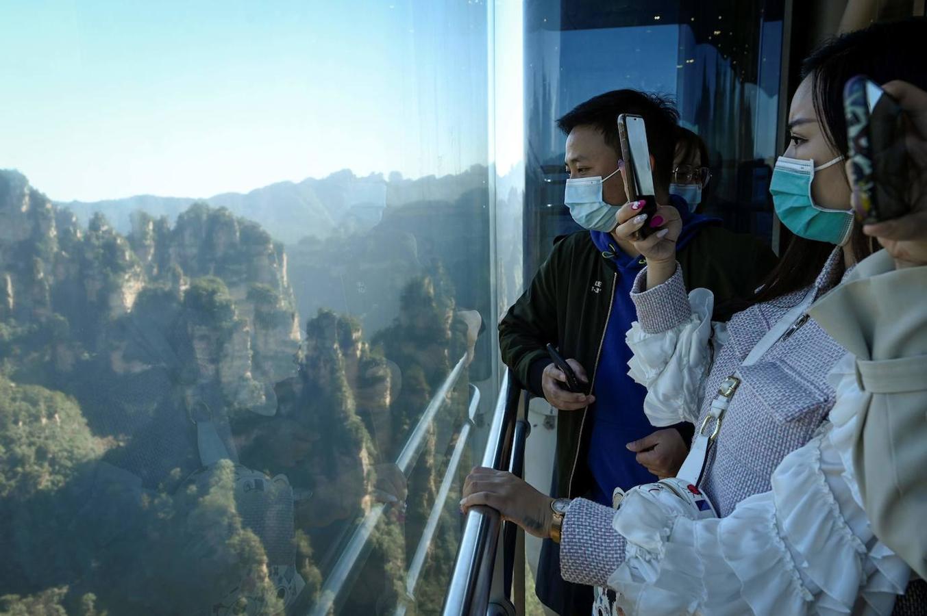 En el parque forestal de Zhangjiajie, en el centro de China, el ascensor exterior más alto del mundo (326 metros) ofrece una vistahacia los misteriosos paisajes que inspiraron la película «Avatar», de James Cameron. El viaje dura 88 segundos en esta obra de ingeniería reconocido por el Libro Guiness como el ascensor exterior más alto del mundo.