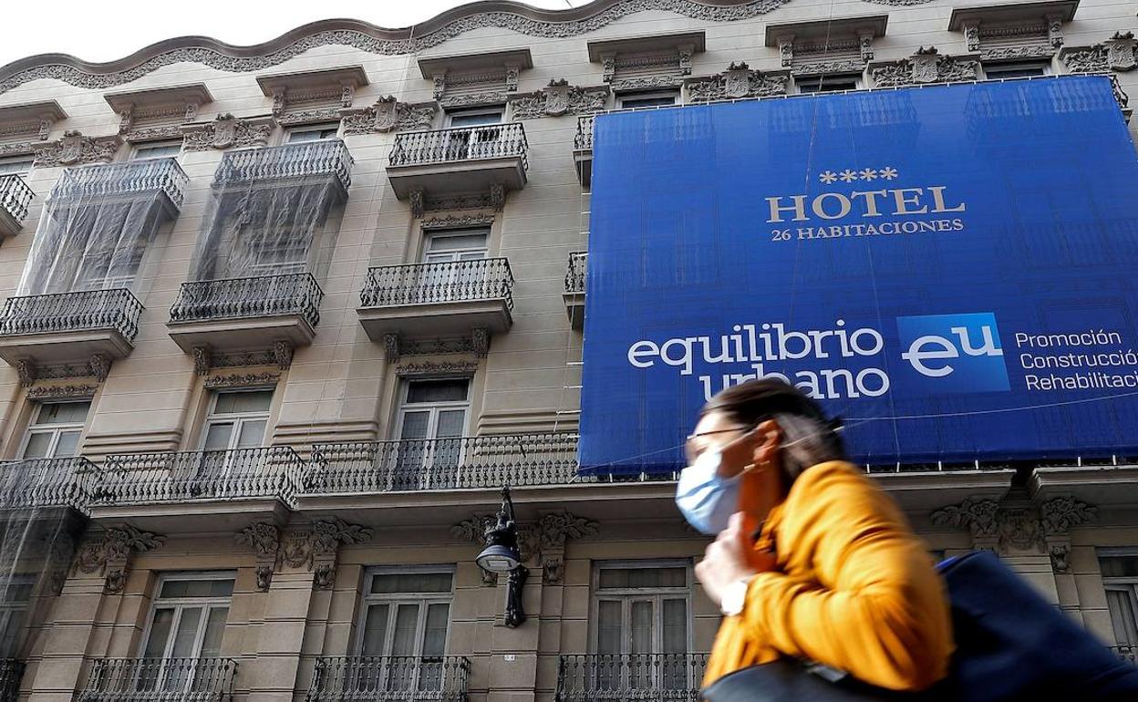 Edificio de la calle Gabador Esteve de Valencia que se convertirá en un hotel. 