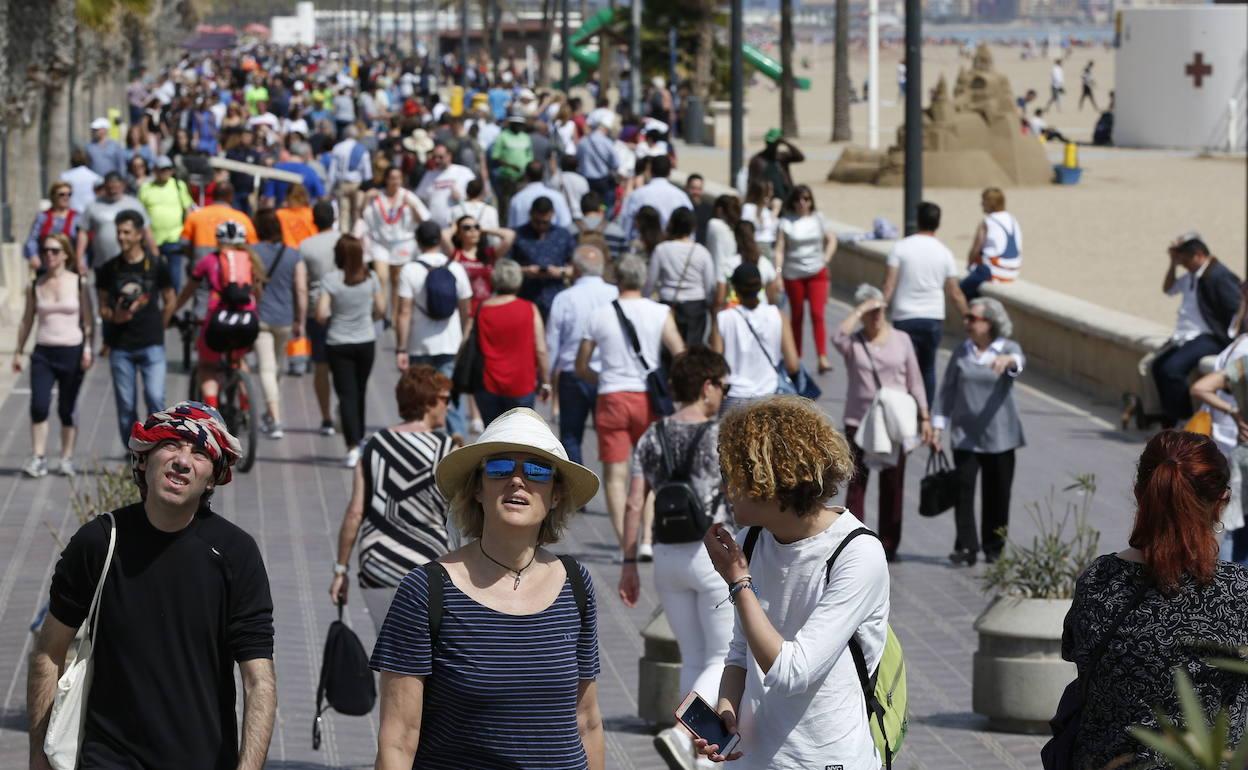 Viandantes en el paseo marítimo de la Malvarrosa. 