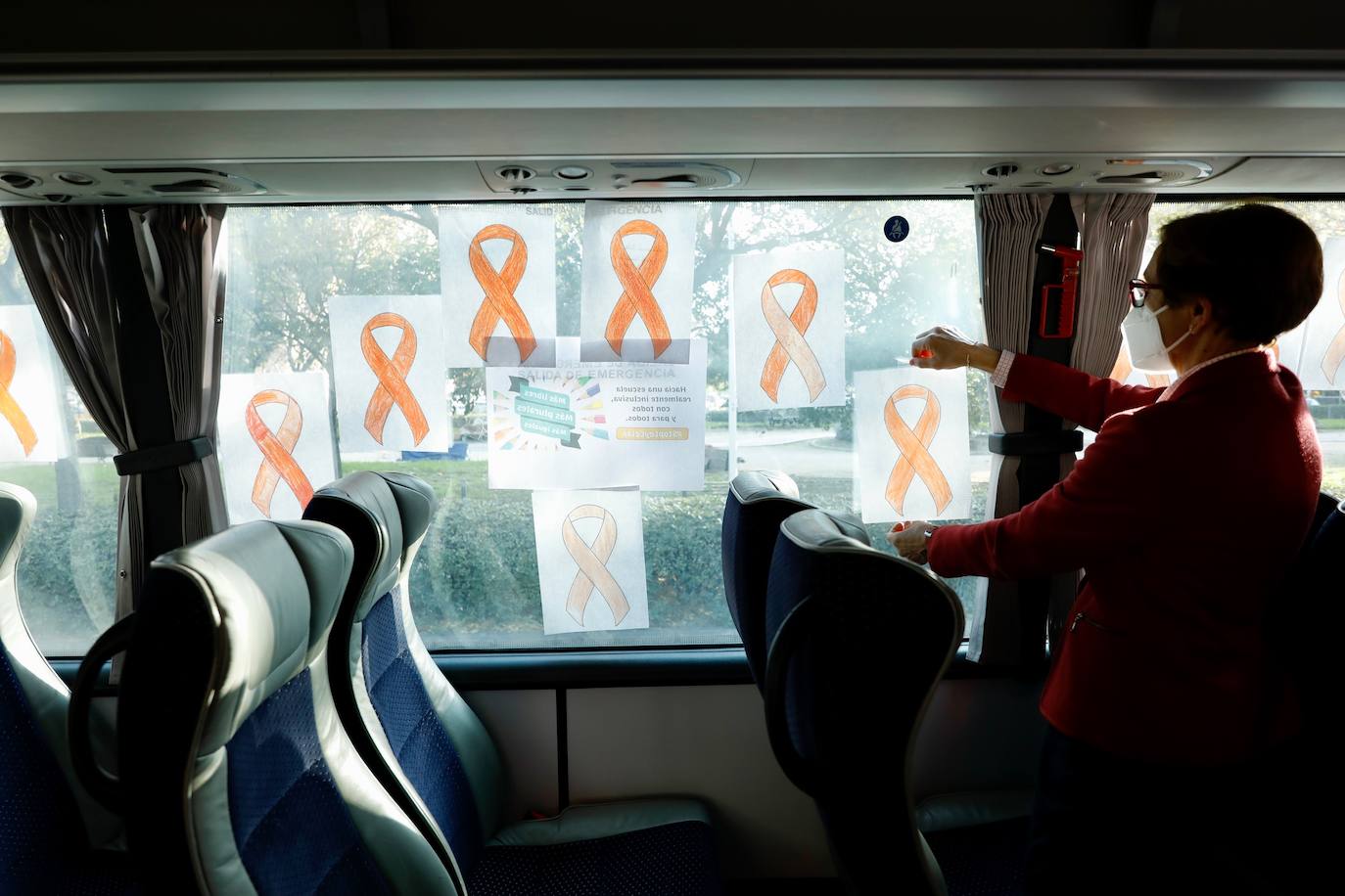 Decenas de autobuses decorados con lazos naranjas y pancartas reivindicativas han empezado a recorrer desde las diez de la mañana las tres capitales de provincia dentro de la nueva protesta contra la ley Celaá impulsada por la Mesa por la Educación en Libertad, entidad que agrupa a los principales representantes de la enseñanza concertada valenciana (patronales de centros, asociaciones de padres y sindicatos docentes). En imagen, las protestas en Valencia.