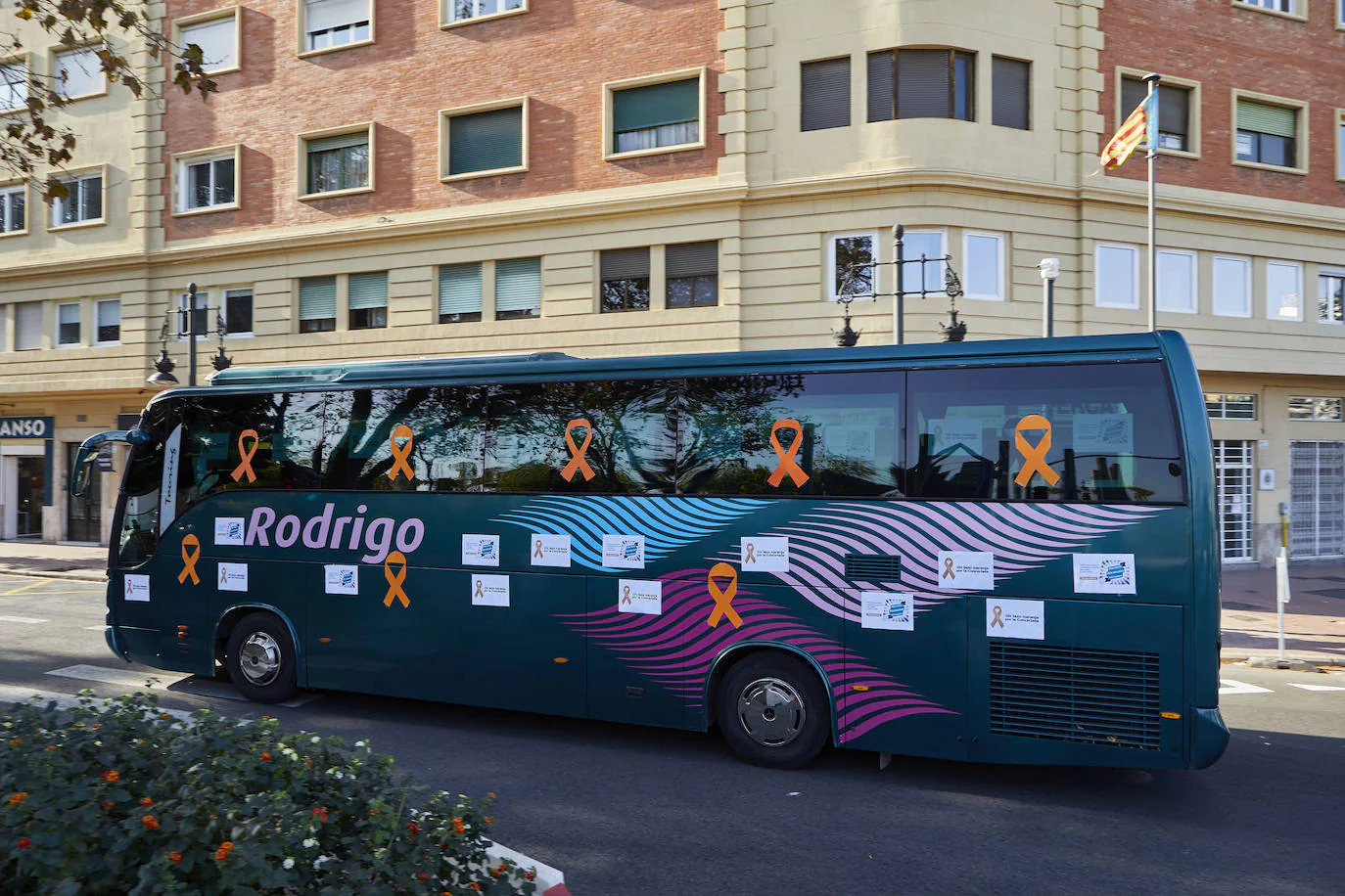 Decenas de autobuses decorados con lazos naranjas y pancartas reivindicativas han empezado a recorrer desde las diez de la mañana las tres capitales de provincia dentro de la nueva protesta contra la ley Celaá impulsada por la Mesa por la Educación en Libertad, entidad que agrupa a los principales representantes de la enseñanza concertada valenciana (patronales de centros, asociaciones de padres y sindicatos docentes). En imagen, las protestas en Valencia.