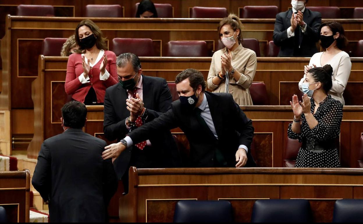 El diputado de Vox, Joaquín Robles López (i) es felicitado por sus compañeros de partido, este jueves en el Congreso.