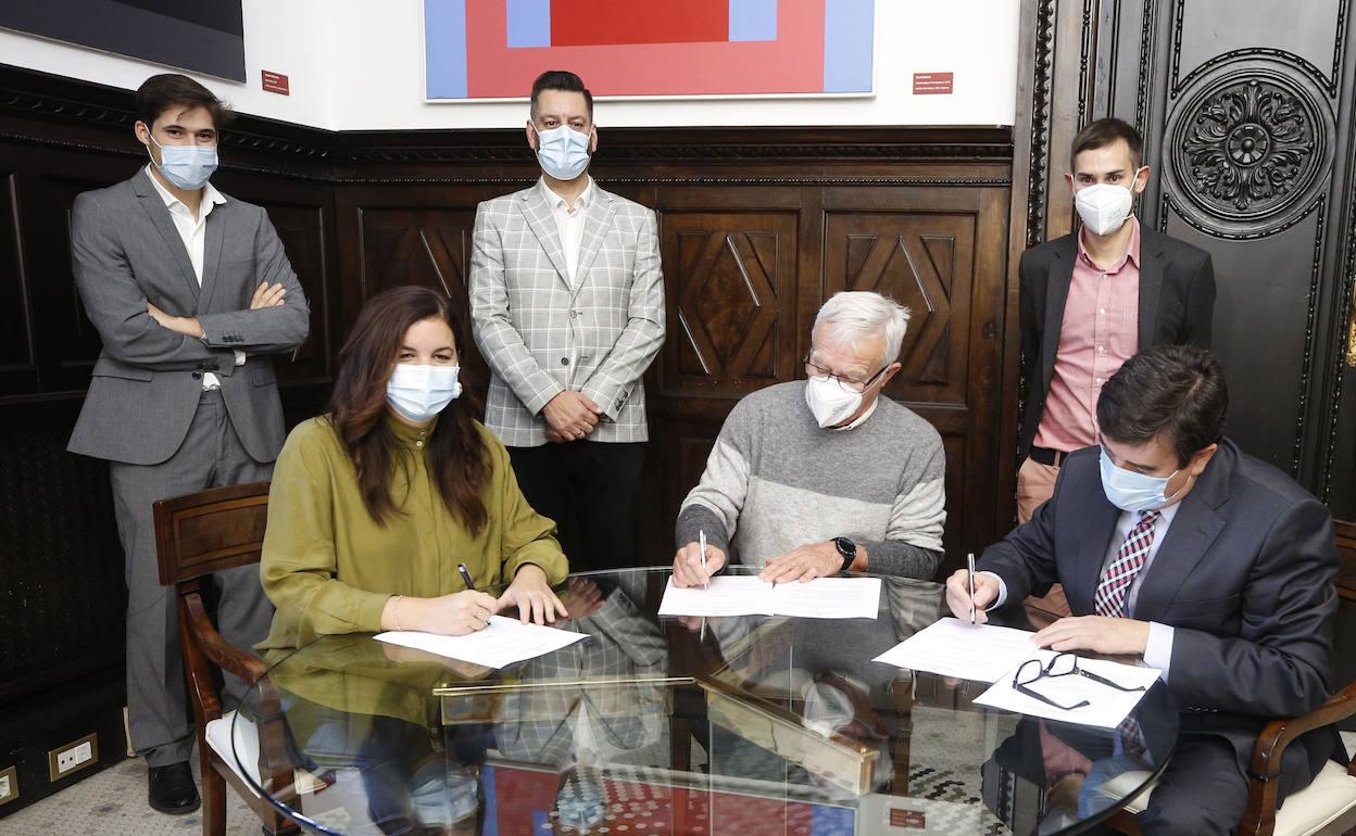 Gómez, Ribó y Giner firman el acuerdo para el presupuesto de 2021. 
