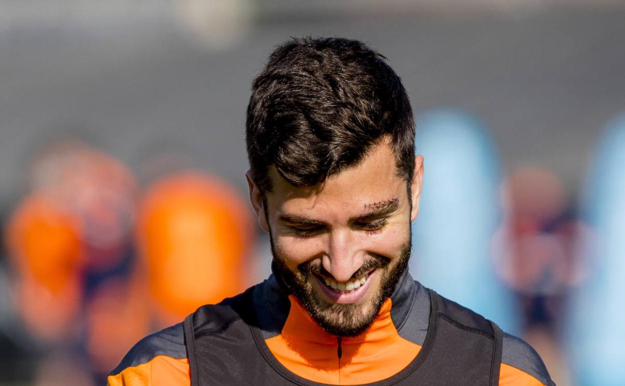 Gayà, con puntos de sutura arriba de su ceja izquierda, en el entrenamiento de esta mañana en Paterna. 