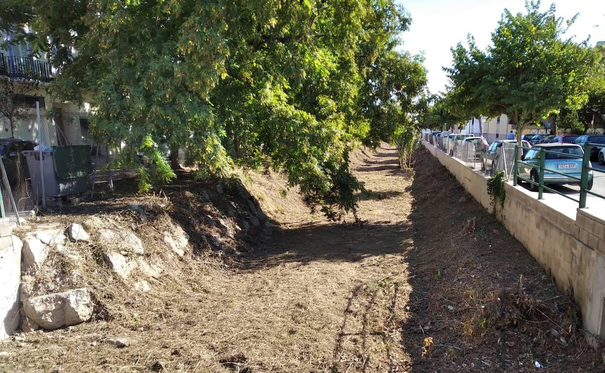 Un tramo del barranco que se ha limpiado. 