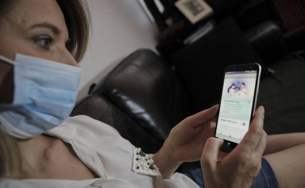 Una mujer utilizando la aplicación diseñada por el Gobierno de España Radar Covid