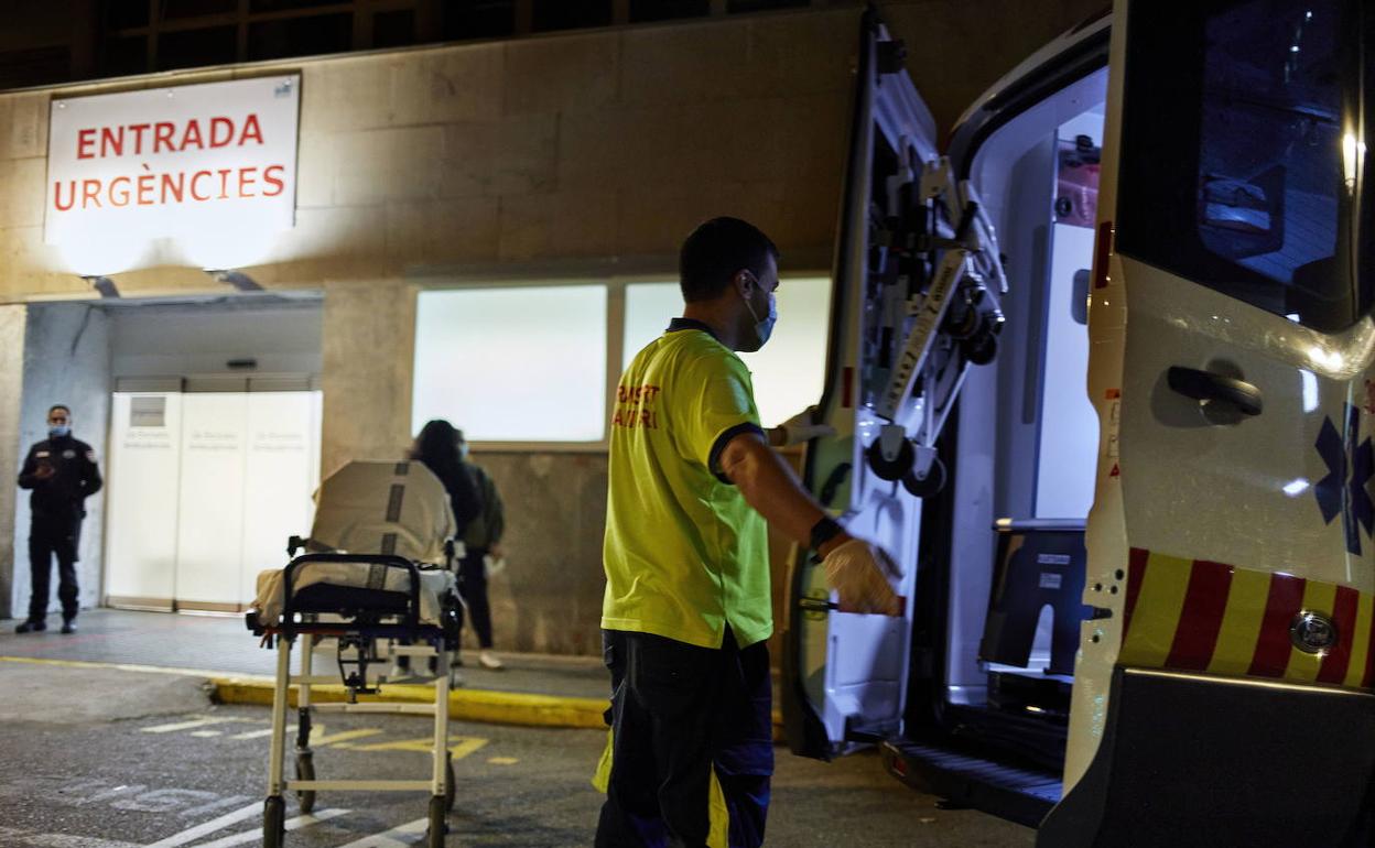 Ambulancia a las puertas del Hospital Clínico