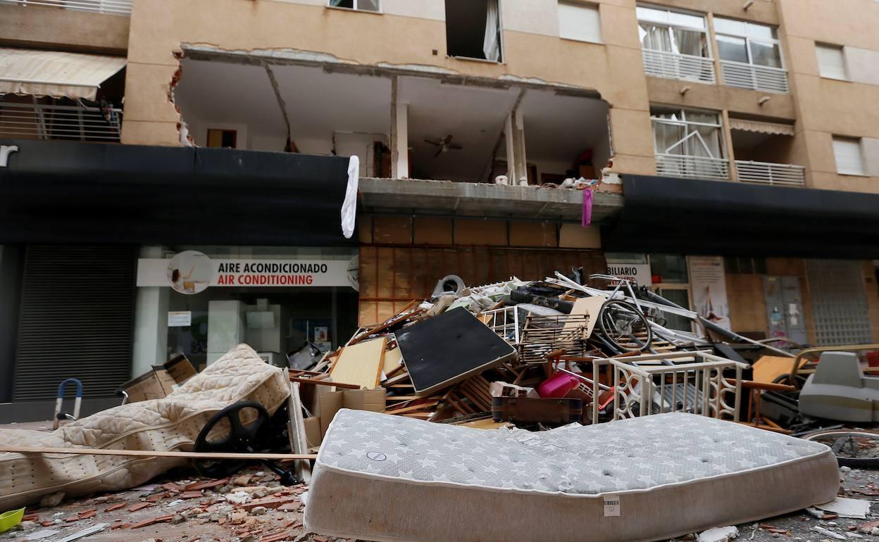 Aspecto del edificio tras la explosión de este jueves en una vivienda de Torrevieja. 