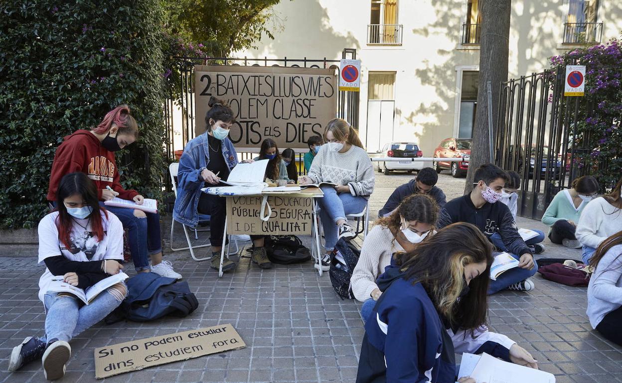 Protesta de los Estudiantes del instituto IES Lluís Vives afectados por la semi-docencia.