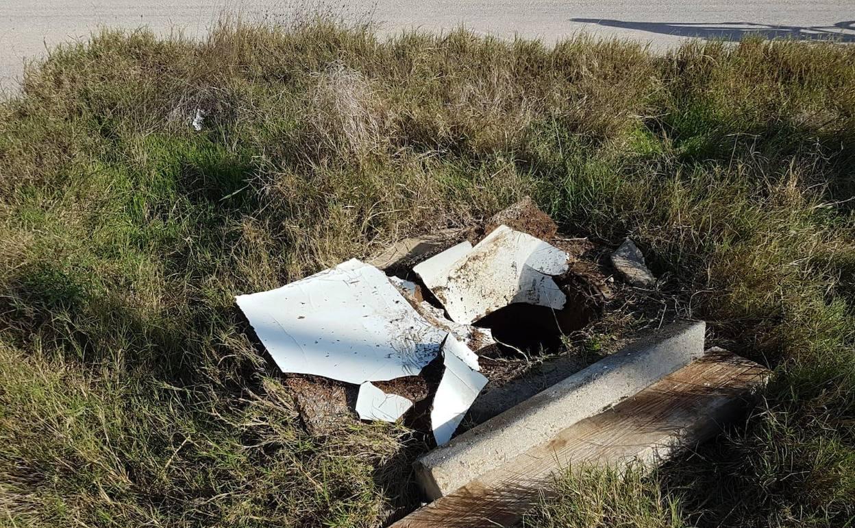 Así ha quedado el orificio tras ceder los tablones y caer el niño al interior de la alcantarilla, junto al polideportivo de El Saler. 