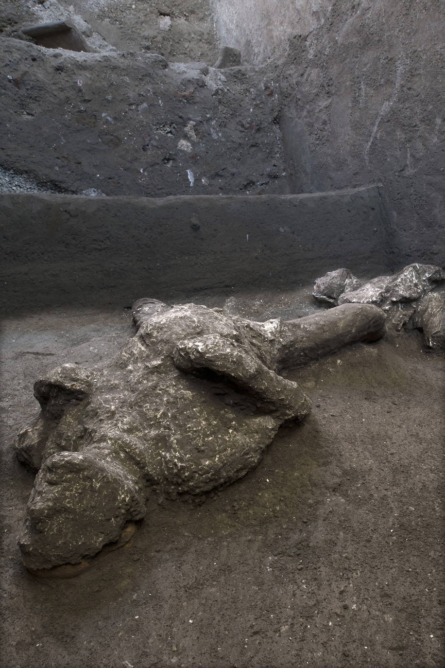 La nube de flujo piroclástico, una mezcla de gases y de materiales volcánicos, mató a unas 20.000 personas en Pompeya, situada a 20 kilómetros del cráter. 