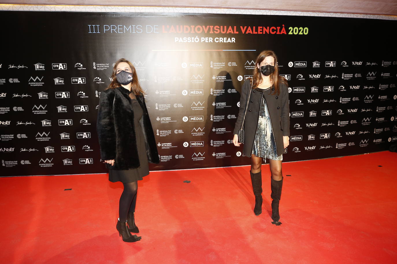 El Palau de les Arts ha acogido este sábado la celebración de los Premios del Audiovisual Valenciano. Una edición atípica que ha estado marcada por una alfombra roja con distancia y mascarillas, por la que decenas de invitados han desfilado para conocer a los ganadores de la noche. 