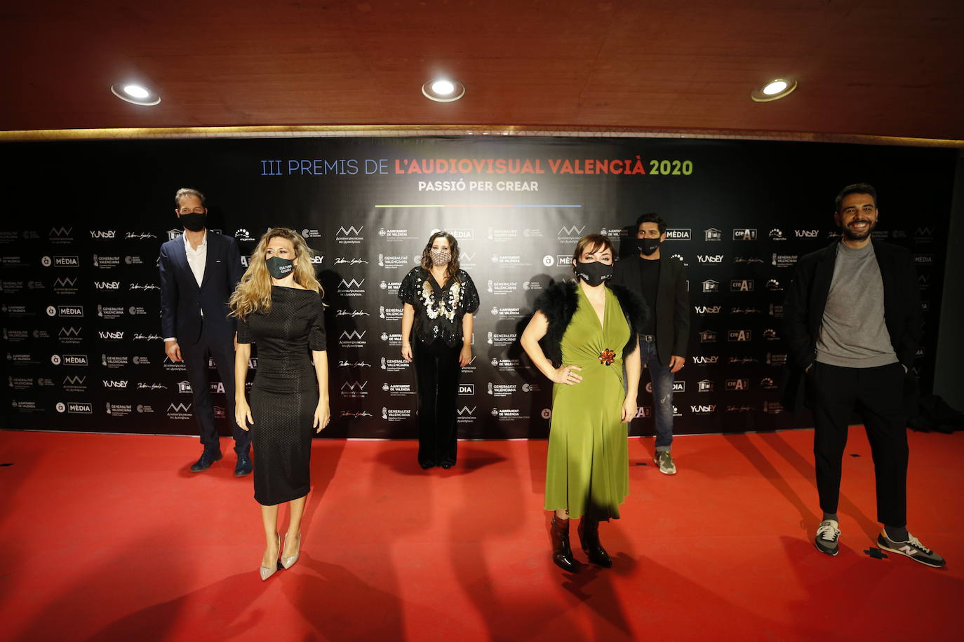 El Palau de les Arts ha acogido este sábado la celebración de los Premios del Audiovisual Valenciano. Una edición atípica que ha estado marcada por una alfombra roja con distancia y mascarillas, por la que decenas de invitados han desfilado para conocer a los ganadores de la noche. 