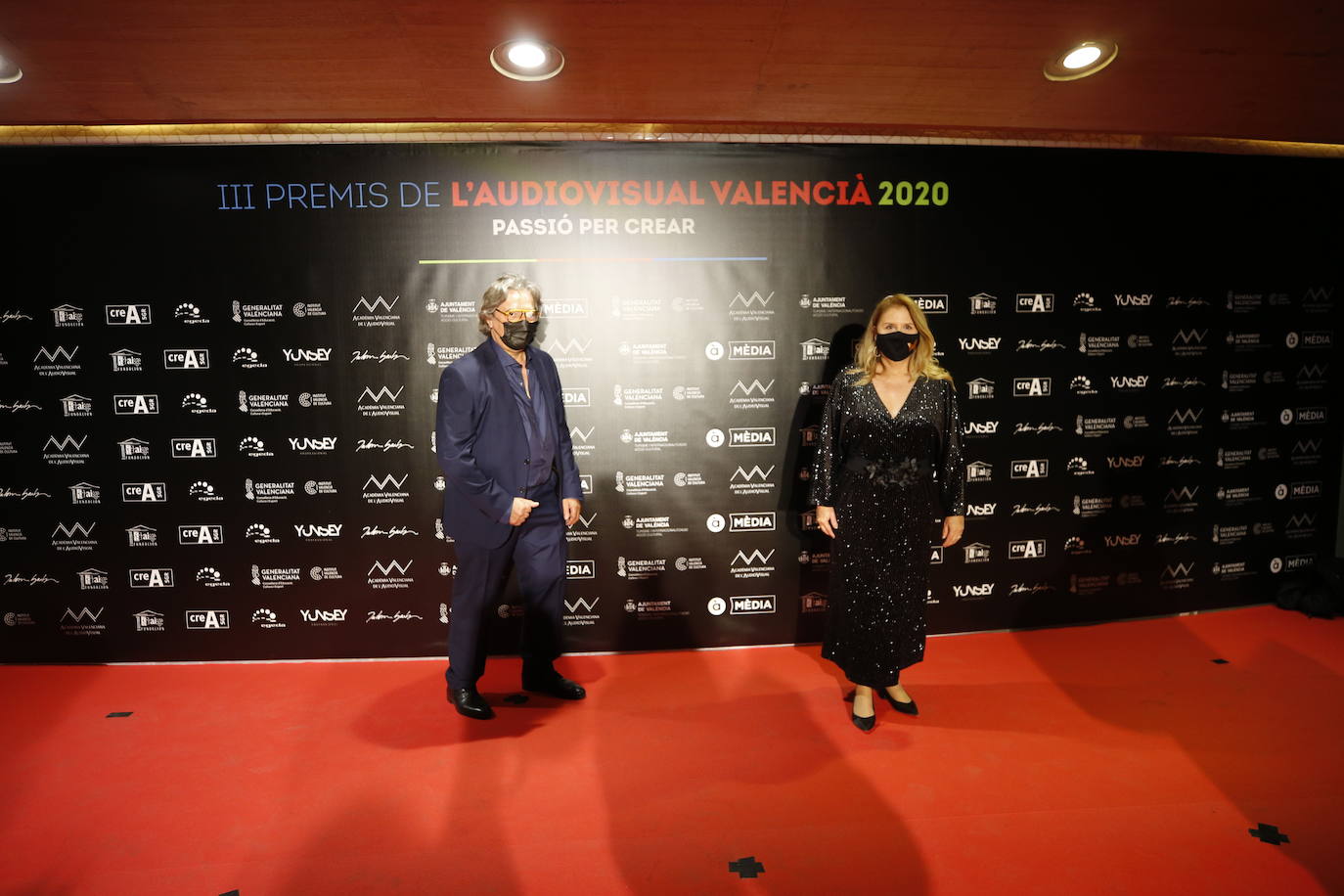 El Palau de les Arts ha acogido este sábado la celebración de los Premios del Audiovisual Valenciano. Una edición atípica que ha estado marcada por una alfombra roja con distancia y mascarillas, por la que decenas de invitados han desfilado para conocer a los ganadores de la noche. 