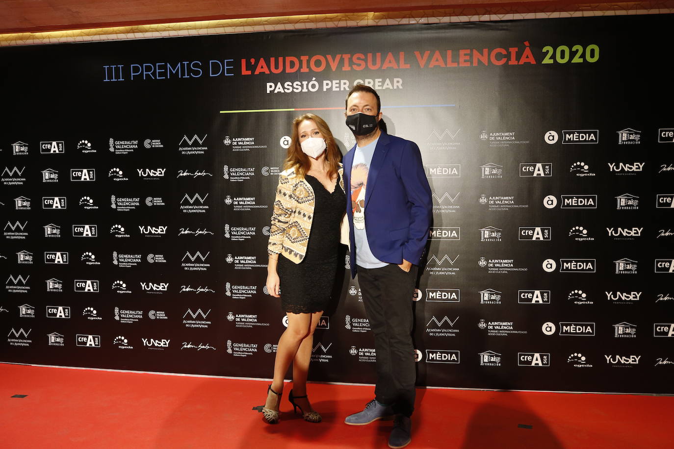 El Palau de les Arts ha acogido este sábado la celebración de los Premios del Audiovisual Valenciano. Una edición atípica que ha estado marcada por una alfombra roja con distancia y mascarillas, por la que decenas de invitados han desfilado para conocer a los ganadores de la noche. 