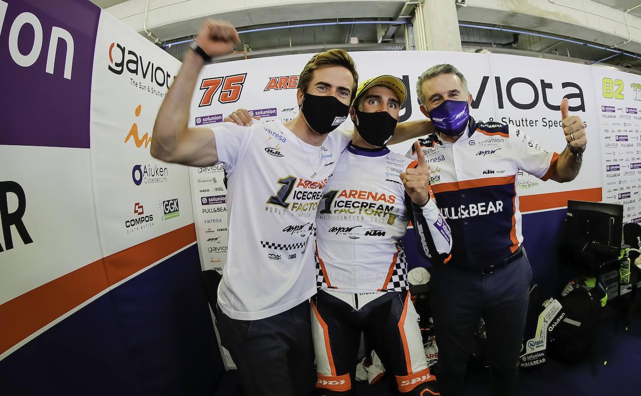 Nico Terol, Albert Arenas y Jorge Martínez 'Aspar, en el box del equipo tras lograr el título. 