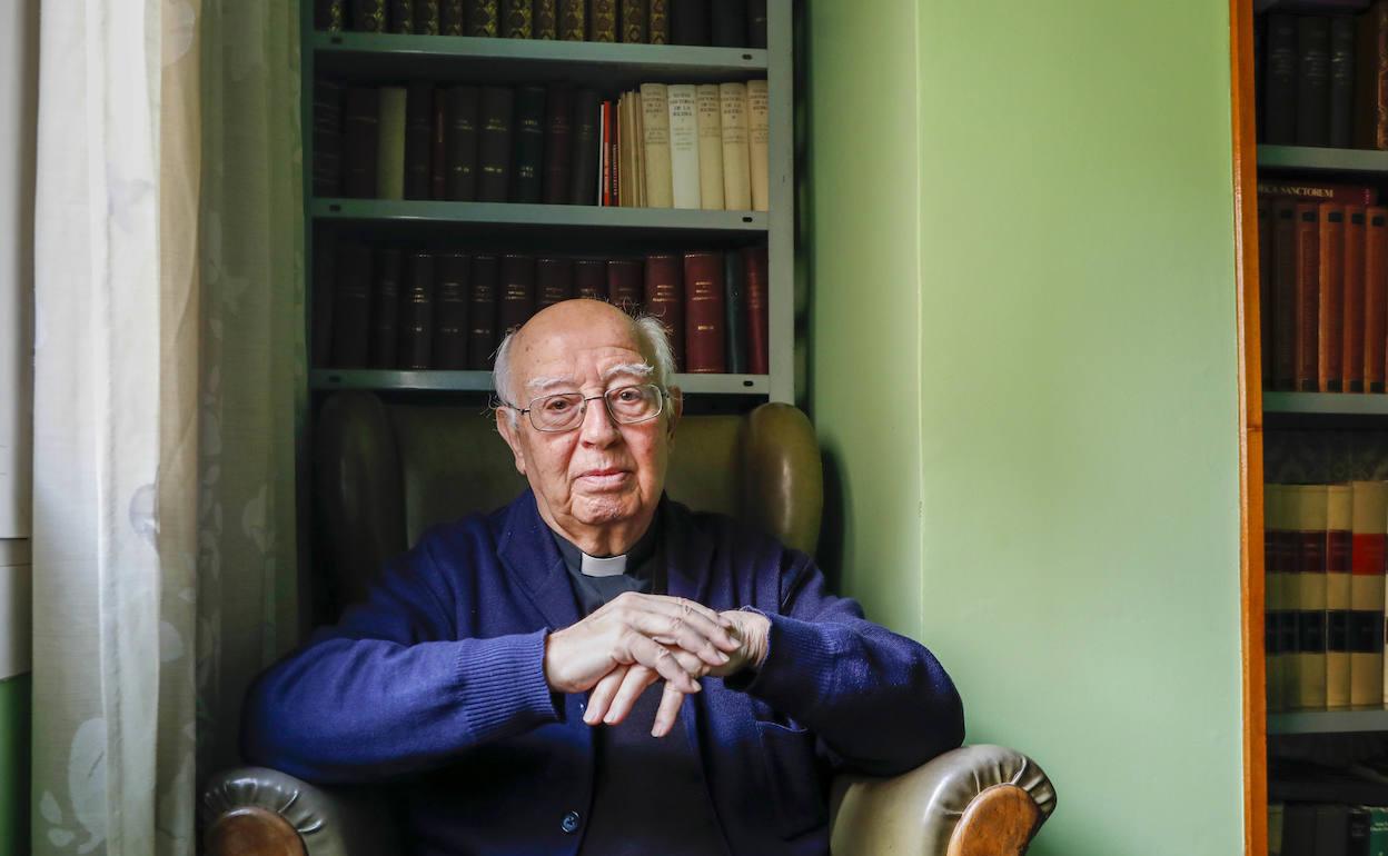 Vicente Cárcel en su lugar de trabajo. 