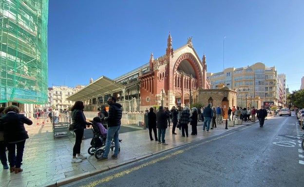 Colas en Valencia contra la ley Celaá