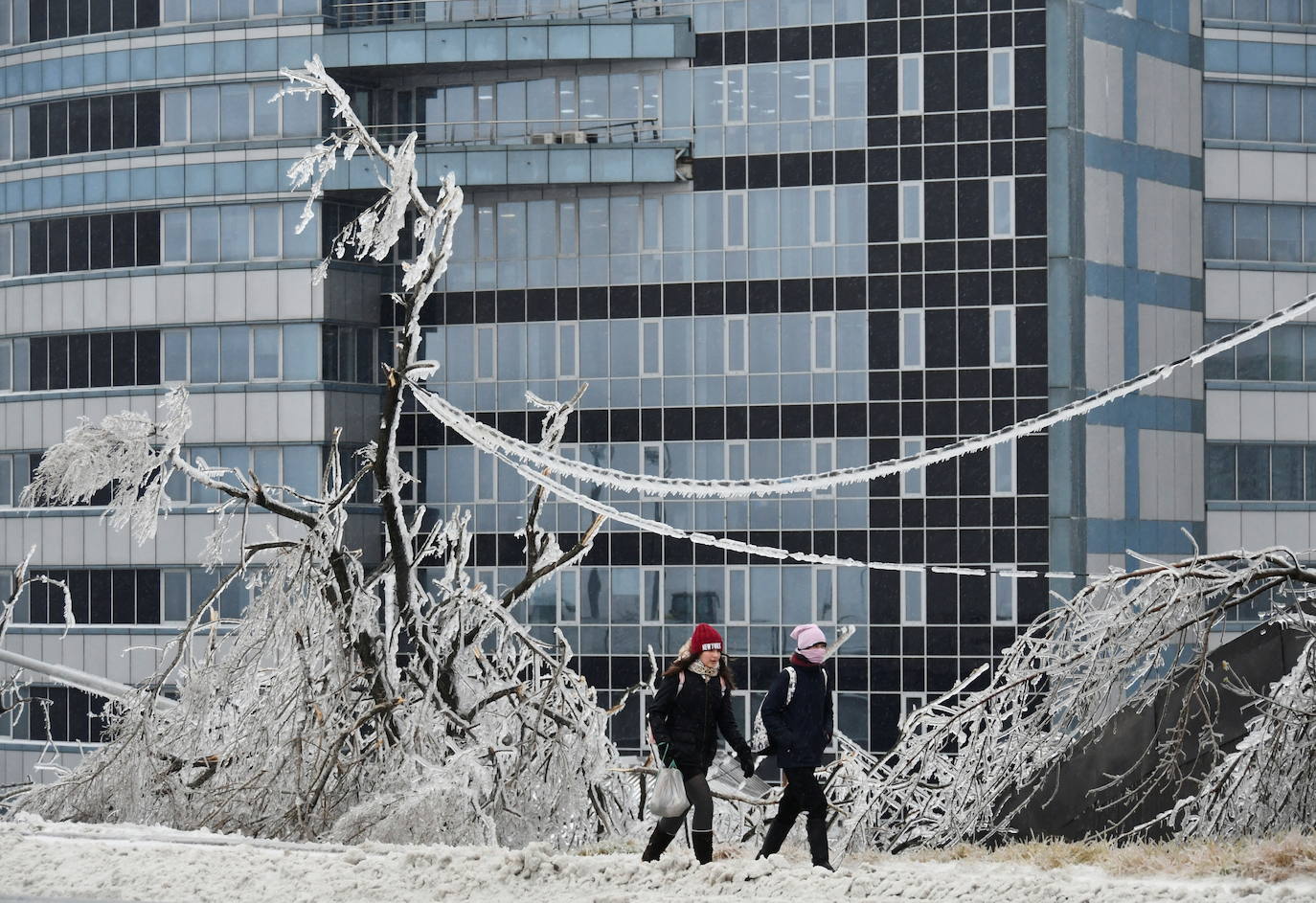 ¿Saben lo que es la lluvia helada o engelante? Se trata de un fenómeno atmosférico por el cual el agua de la lluvia se convierte en hielo cuando impacta con cualquier superficie, por ello la ciudad rusa de Vladivostok ha amanecido este domingo completamente congelada. 