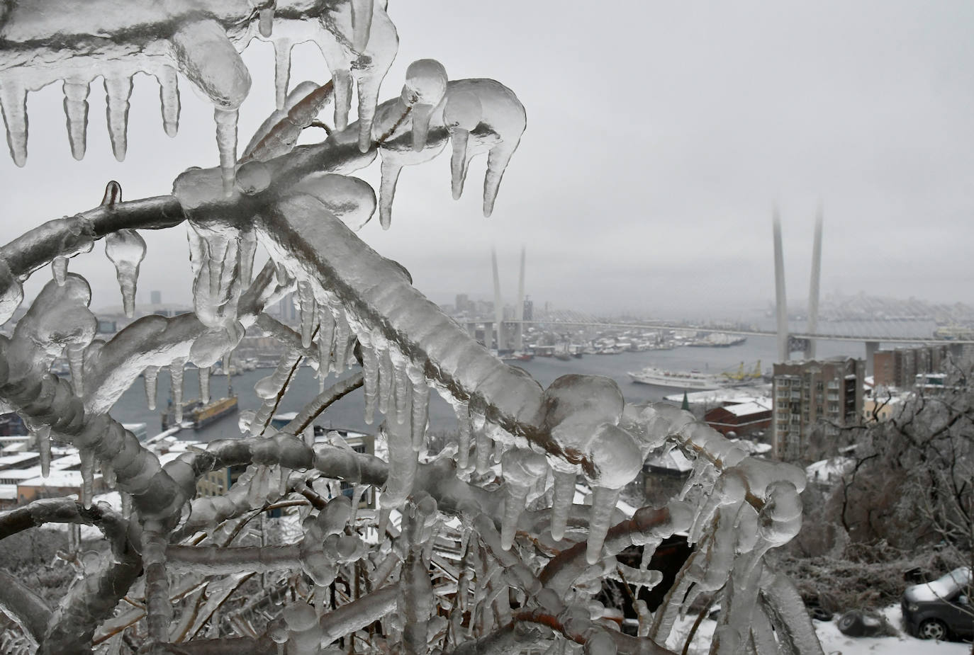 ¿Saben lo que es la lluvia helada o engelante? Se trata de un fenómeno atmosférico por el cual el agua de la lluvia se convierte en hielo cuando impacta con cualquier superficie, por ello la ciudad rusa de Vladivostok ha amanecido este domingo completamente congelada. 