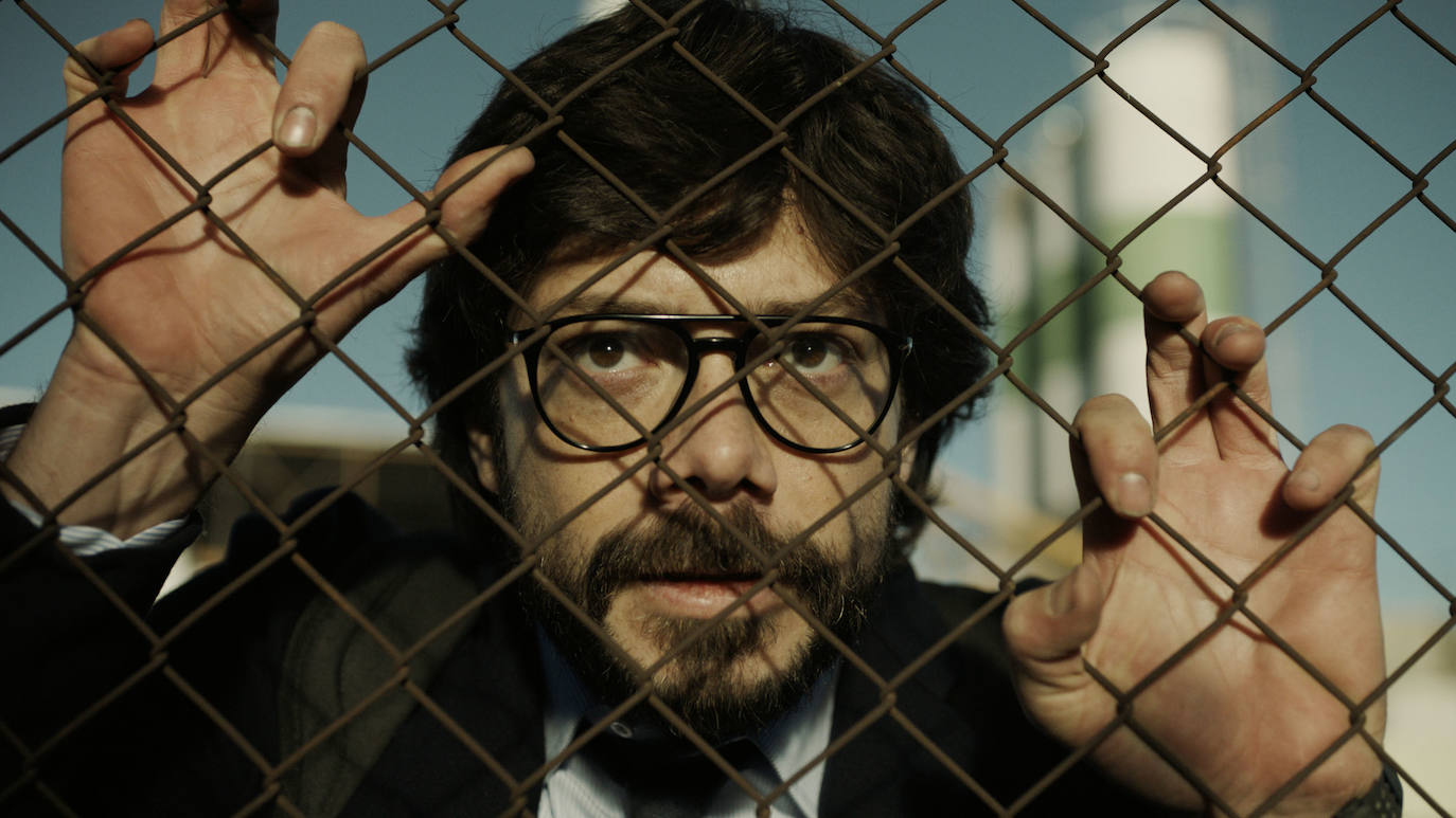 LA CASA DE PAPEL | Las aventuras del Profesor y sus alumnos van ya por su quinta temporada -en rodaje-. La serie que definitivamente ha marcado un antes y un después en la ficción española se estrenó en Antena 3, pero fue Netflix quien la lanzó al mundo entero. 