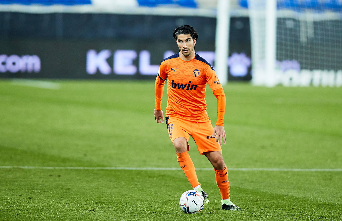 El Valencia rozó la remontada ante el Deportivo Alavés, pero se encontró con un Fernando Pacheco salvador, después de que su equipo firmara una gran primera mitad en la que consiguió una buena renta, pero no logró mantener la diferencia en la segunda parte y los visitantes igualaron el duelo (2-2) en la décima jornada de LaLiga Santander. 