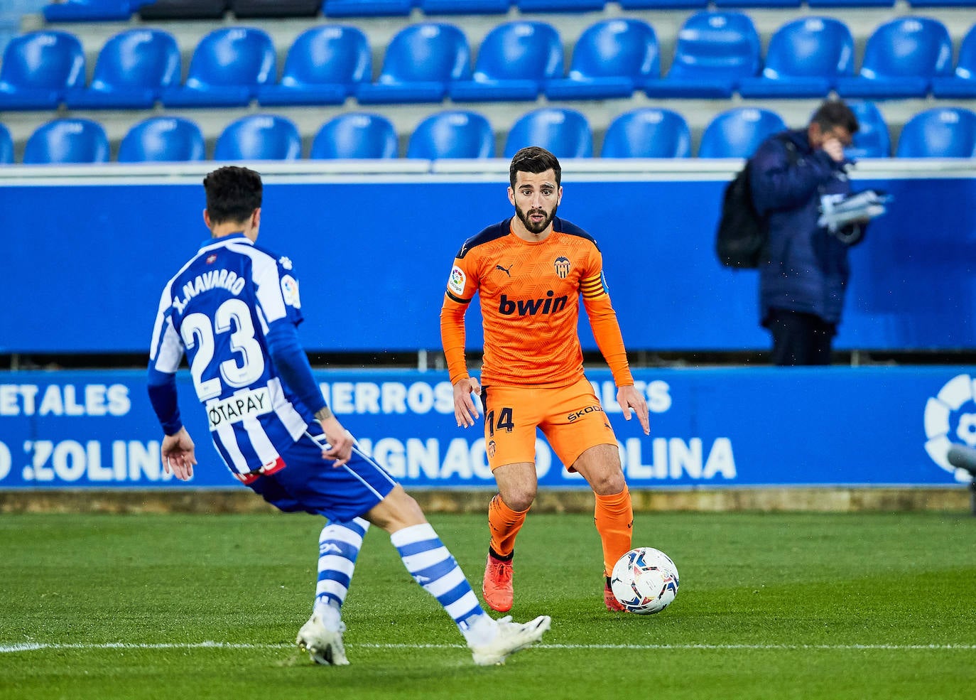 El Valencia rozó la remontada ante el Deportivo Alavés, pero se encontró con un Fernando Pacheco salvador, después de que su equipo firmara una gran primera mitad en la que consiguió una buena renta, pero no logró mantener la diferencia en la segunda parte y los visitantes igualaron el duelo (2-2) en la décima jornada de LaLiga Santander. 