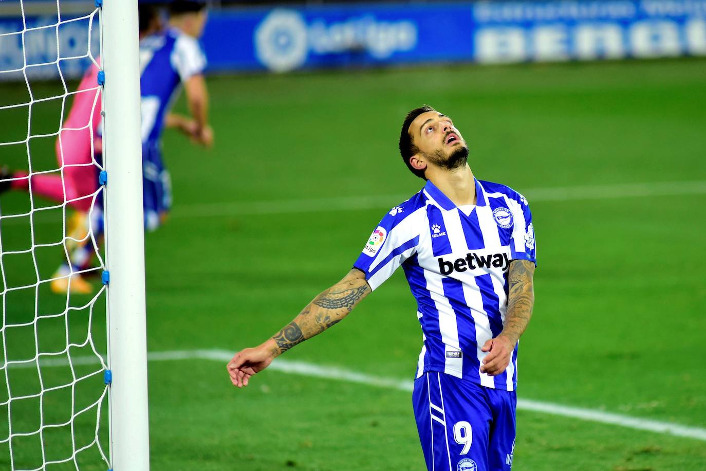 El Valencia rozó la remontada ante el Deportivo Alavés, pero se encontró con un Fernando Pacheco salvador, después de que su equipo firmara una gran primera mitad en la que consiguió una buena renta, pero no logró mantener la diferencia en la segunda parte y los visitantes igualaron el duelo (2-2) en la décima jornada de LaLiga Santander. 