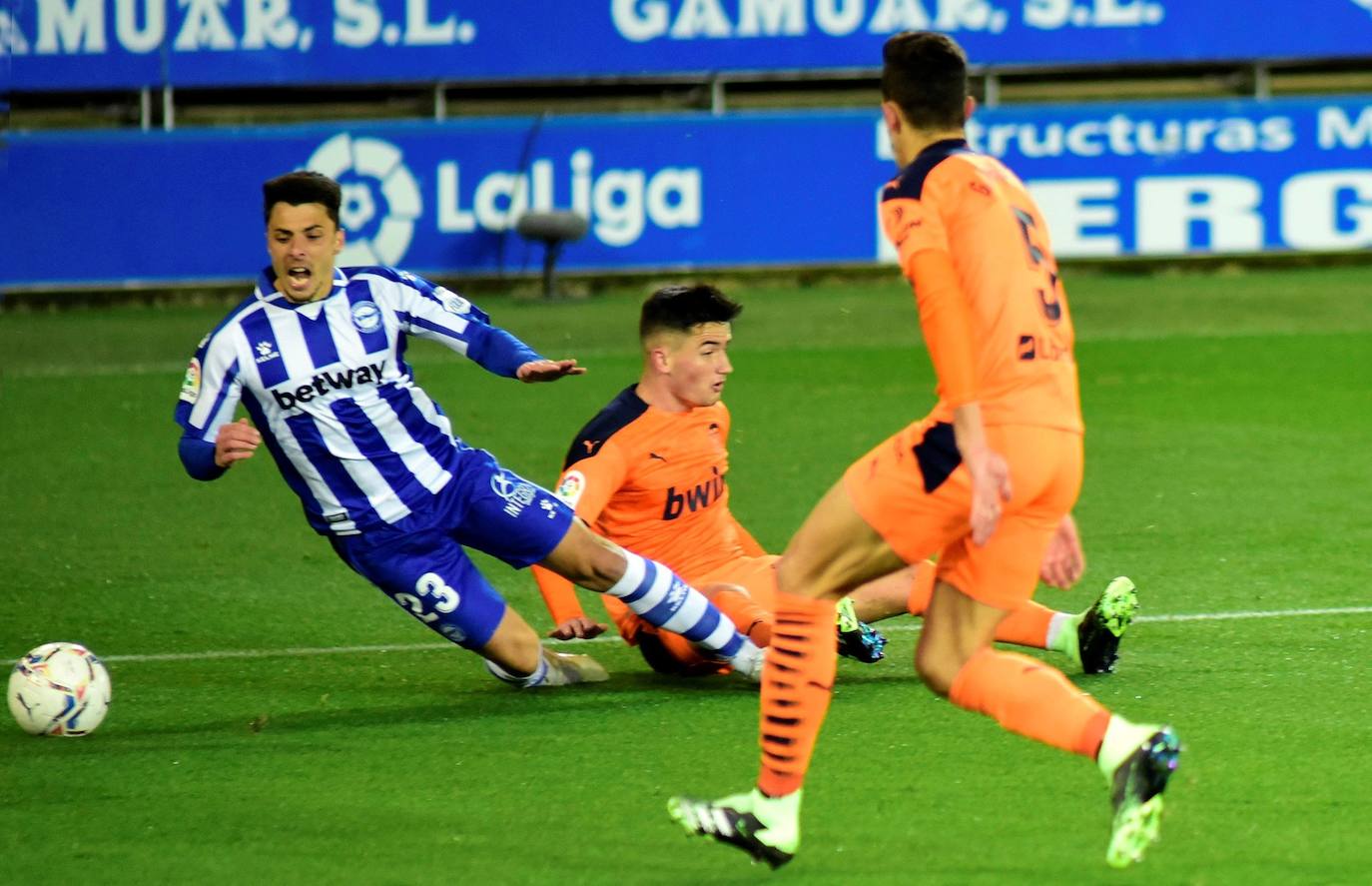 El Valencia rozó la remontada ante el Deportivo Alavés, pero se encontró con un Fernando Pacheco salvador, después de que su equipo firmara una gran primera mitad en la que consiguió una buena renta, pero no logró mantener la diferencia en la segunda parte y los visitantes igualaron el duelo (2-2) en la décima jornada de LaLiga Santander. 