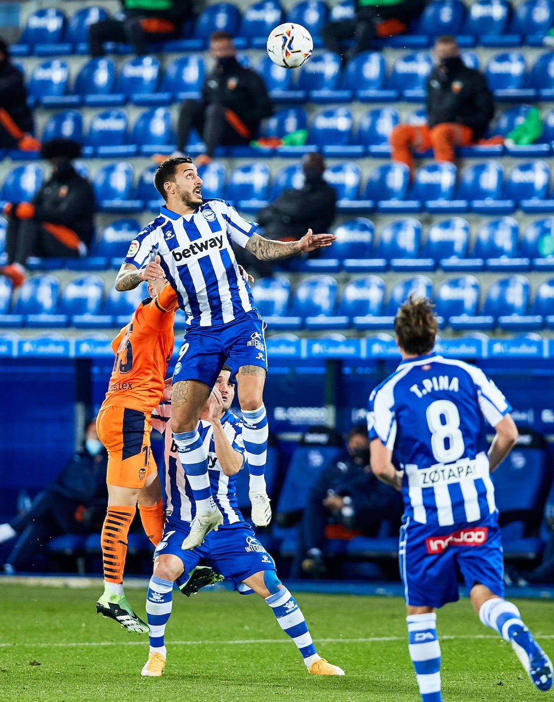 El Valencia rozó la remontada ante el Deportivo Alavés, pero se encontró con un Fernando Pacheco salvador, después de que su equipo firmara una gran primera mitad en la que consiguió una buena renta, pero no logró mantener la diferencia en la segunda parte y los visitantes igualaron el duelo (2-2) en la décima jornada de LaLiga Santander. 