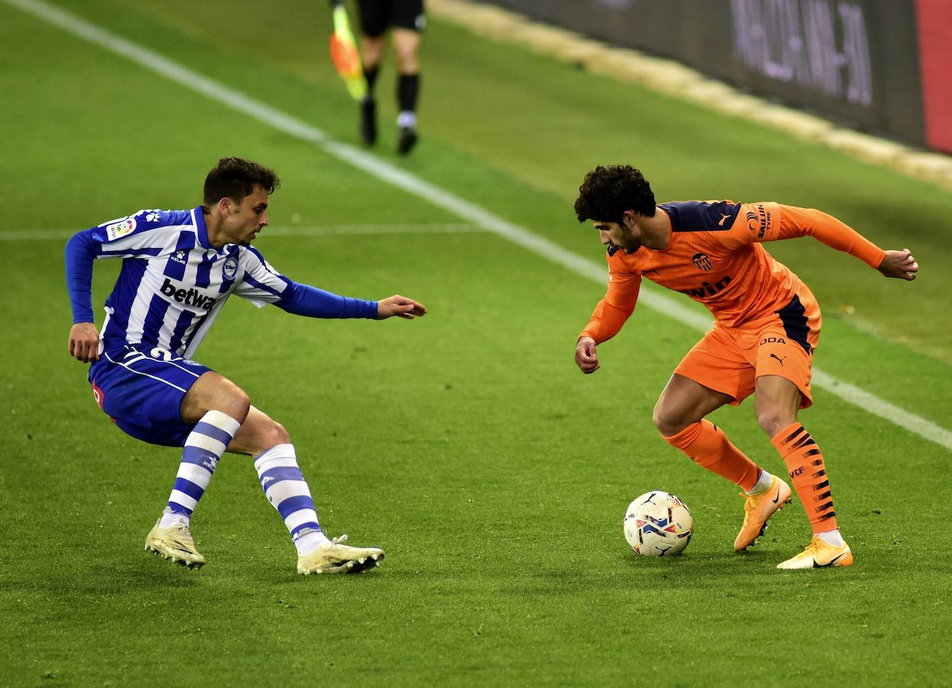 El Valencia rozó la remontada ante el Deportivo Alavés, pero se encontró con un Fernando Pacheco salvador, después de que su equipo firmara una gran primera mitad en la que consiguió una buena renta, pero no logró mantener la diferencia en la segunda parte y los visitantes igualaron el duelo (2-2) en la décima jornada de LaLiga Santander. 