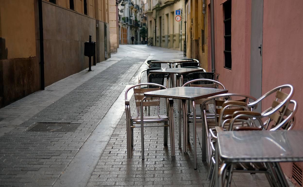 Mesas vacías en una terraza de Valencia. 