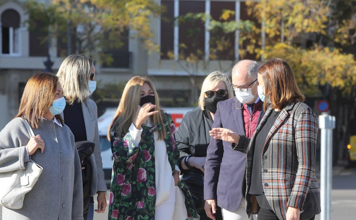 María José Catalá, Fernando de Rosa y Paula Llobet, con vecinas del barrio del Ensanche. 