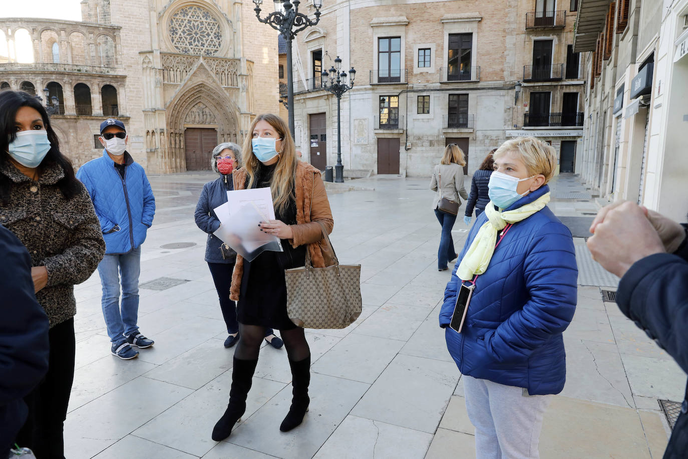 Fotos: Técnicos del Ayuntamiento de Valencia delimitan el aforo de las terrazas de la plaza de la Virgen