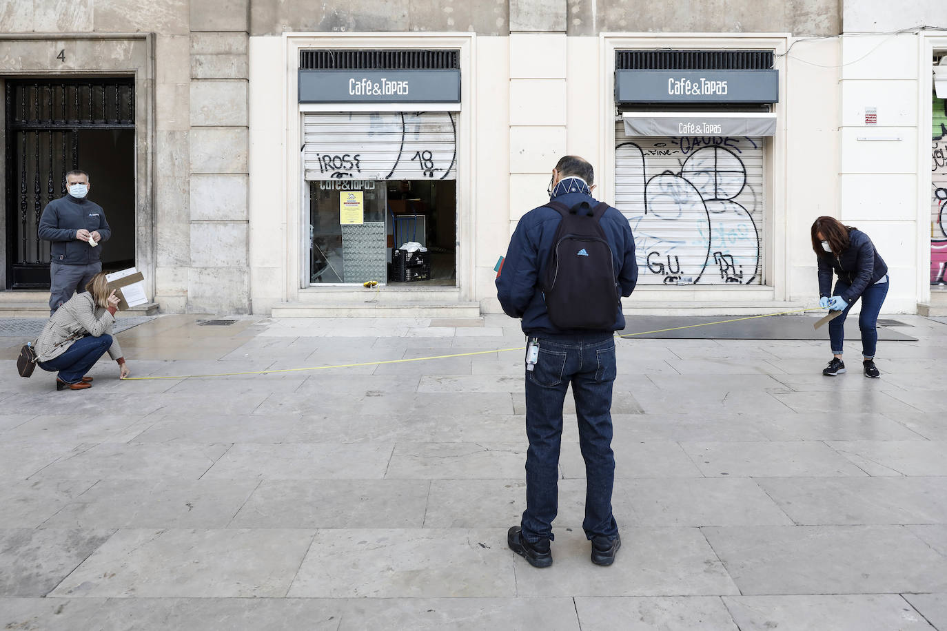 Fotos: Técnicos del Ayuntamiento de Valencia delimitan el aforo de las terrazas de la plaza de la Virgen