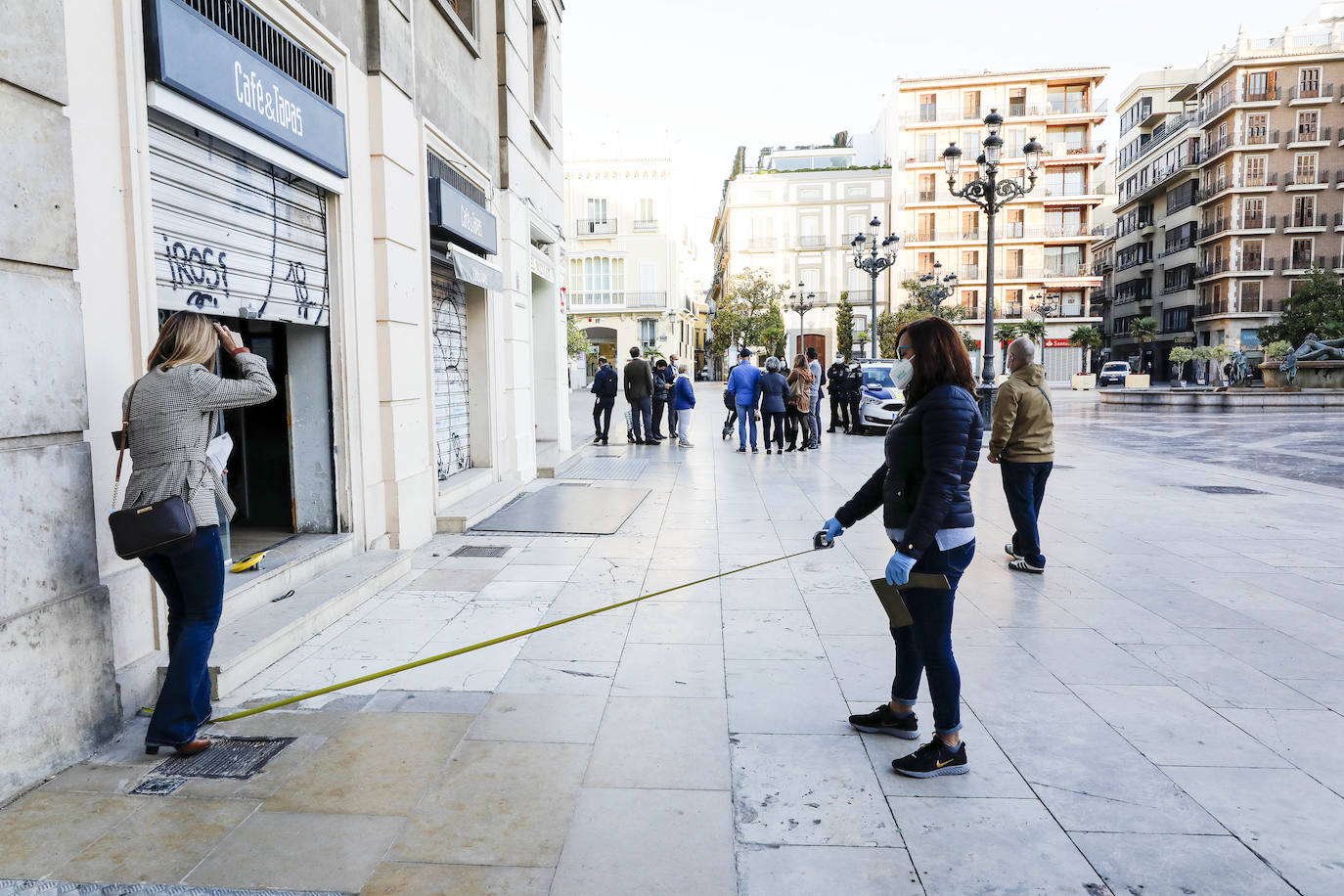 Fotos: Técnicos del Ayuntamiento de Valencia delimitan el aforo de las terrazas de la plaza de la Virgen